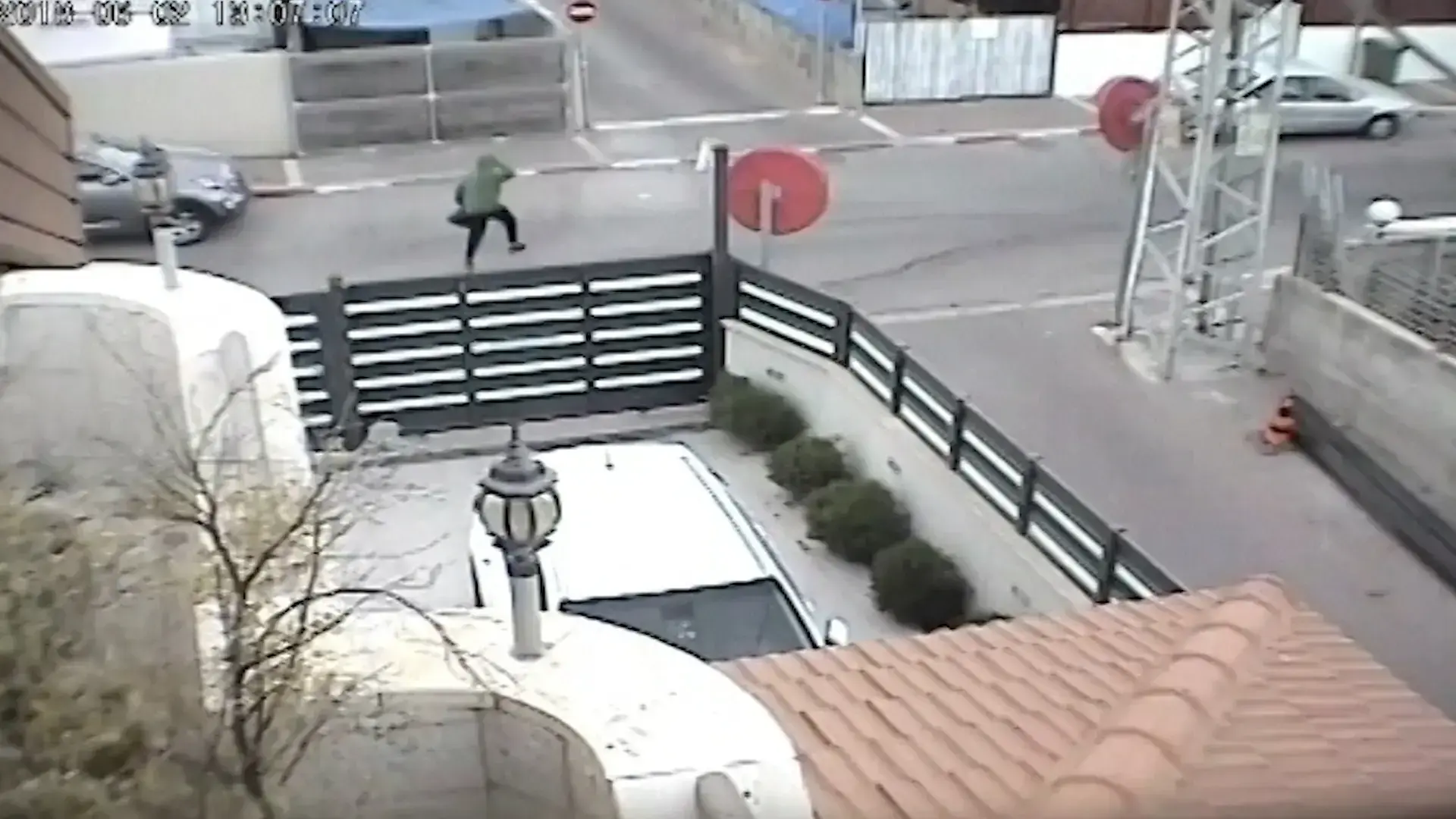 מתגנב בחשאי, מצית ונמלט: תיעוד שריפת בית המטפלת בראש העין