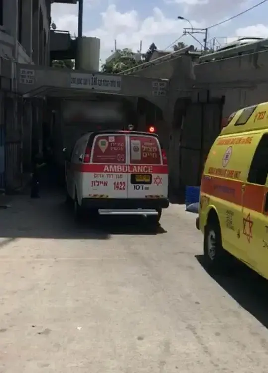 תאונה קשה בת"א: הולך רגל בן 40 נלכד בין שתי משאיות ונמחץ למוות
