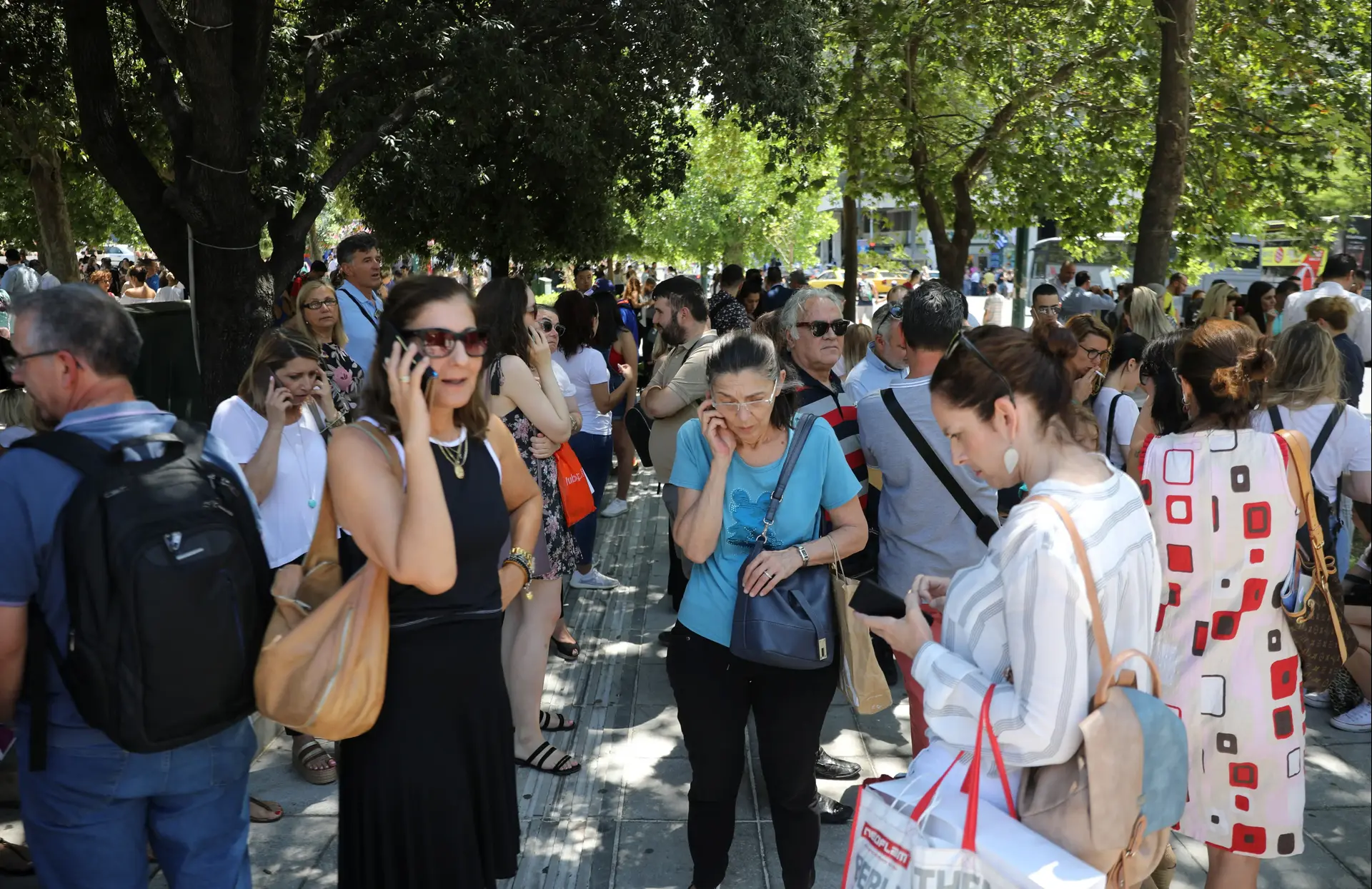 אנשים נמלטו מבניינים: רעידת אדמה חזקה הורגשה באתונה