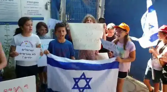 "אין ילד לא חוקי": מחאת חברי התלמידים העומדים בפני גירוש