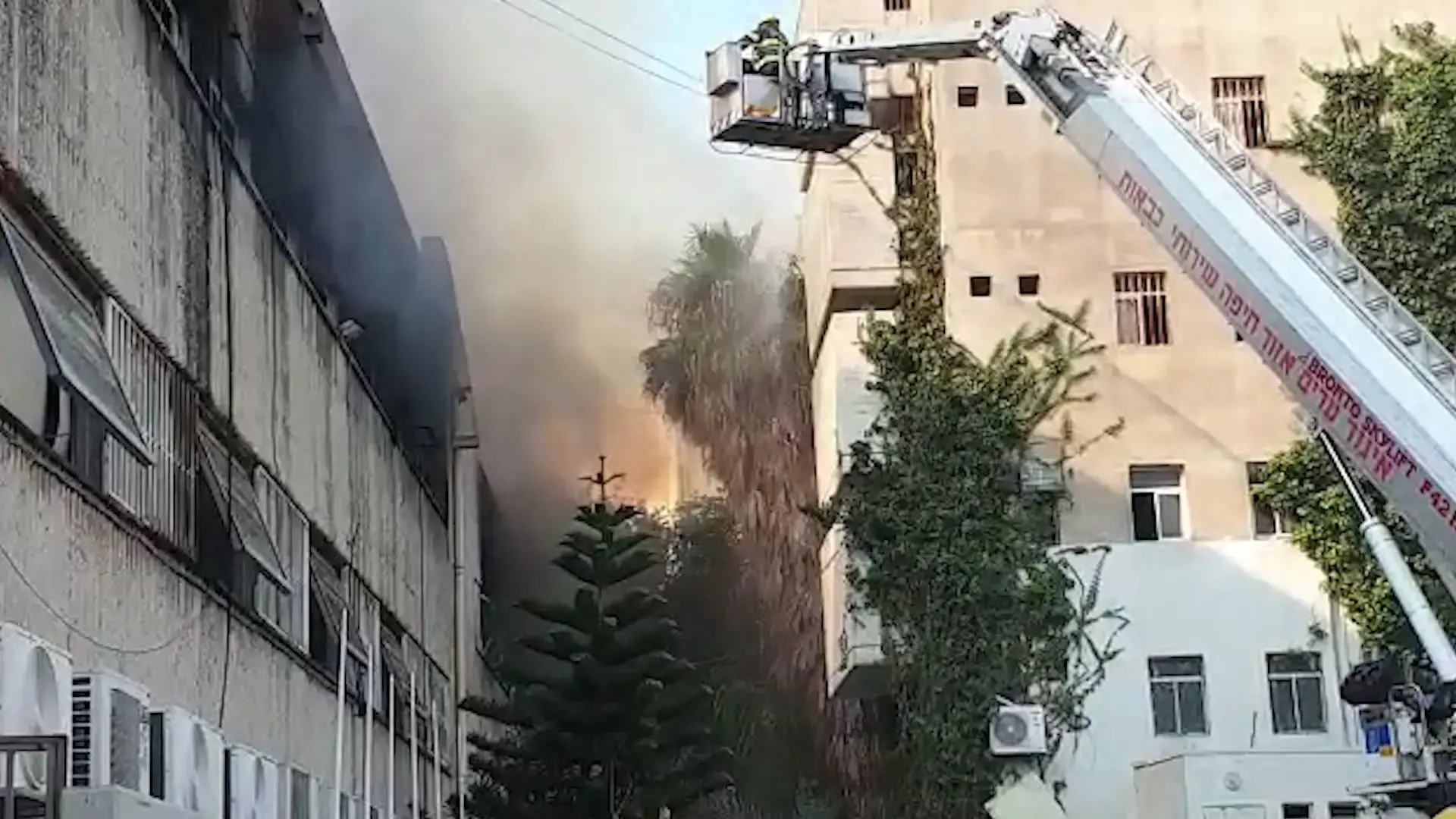 נבדק חשד להצתה: שריפה פרצה במתחם המדעטק בחיפה