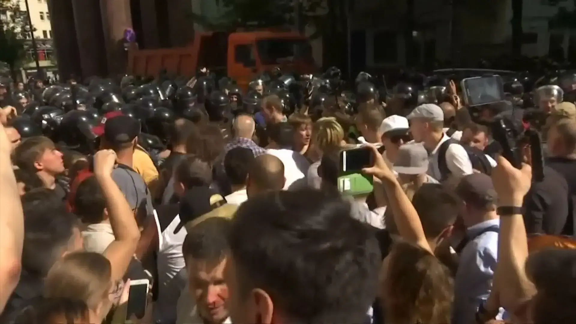 עימותים במוסקבה: יותר מאלף מפגינים נעצרו במחאת האופוזיציה