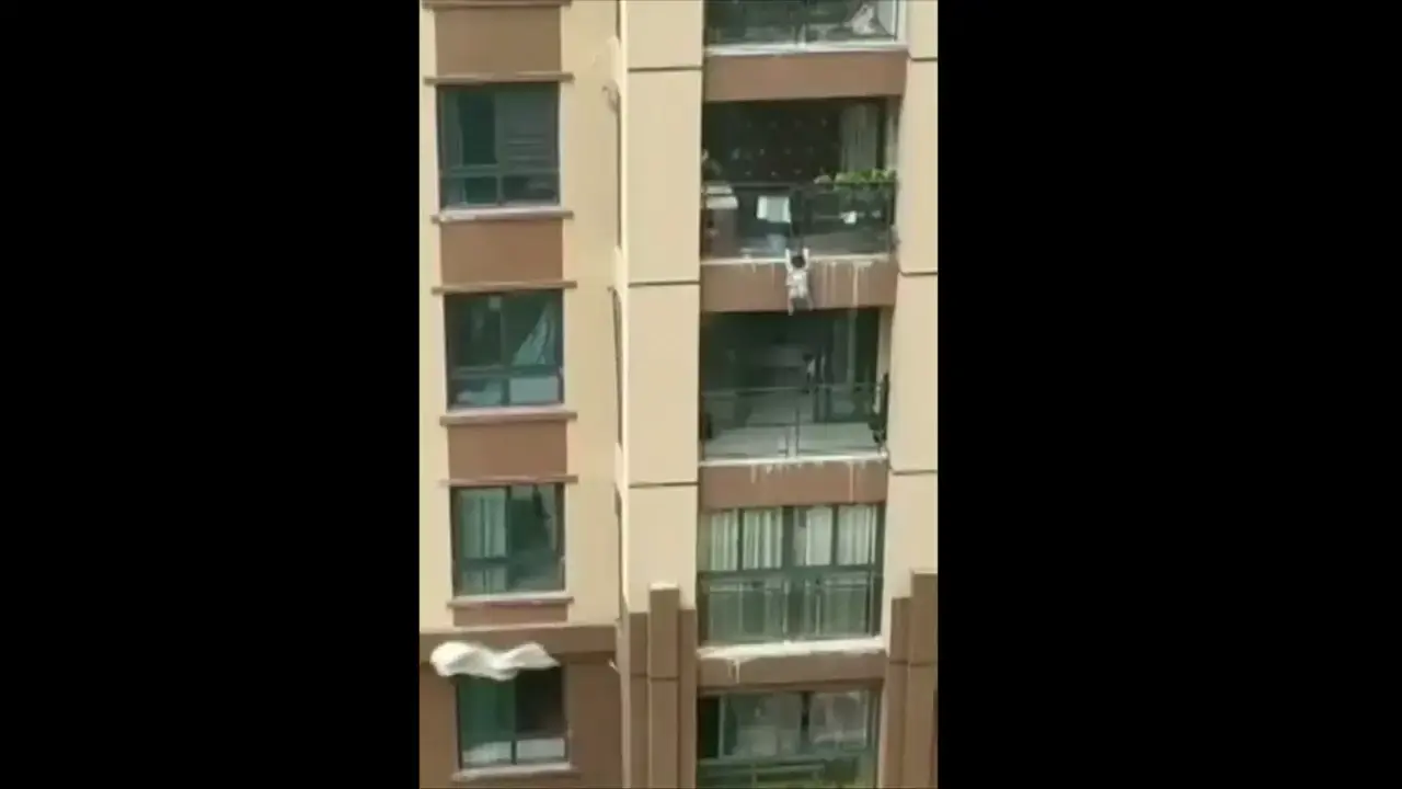 תיעוד: בן 3 נפל ממרפסת בקומה השישית - וניצל על ידי עוברי אורח