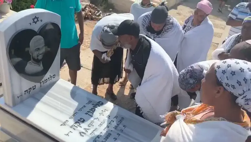 "שילם מחיר בגלל הגזענות": משפחתו של סלומון טקה עלתה לקברו