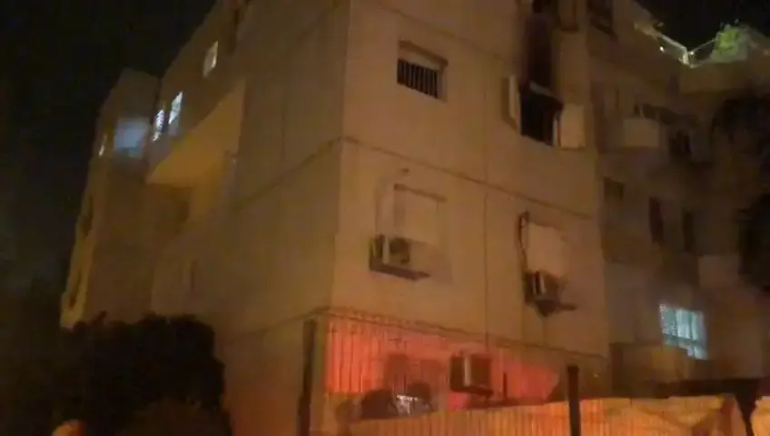 שריפה פרצה בבניין ברמת השרון; 8 נפגעו, בהם גבר במצב קשה