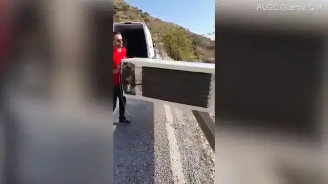 ספרד: זרק מקפיא מהצוק - ואולץ על ידי המשטרה לגרור אותו בחזרה