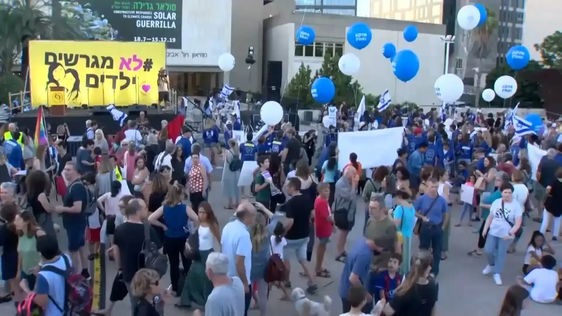"לא ישנו מאחורי הסורגים": עובדות זרות וילדיהן שוחררו ממעצר לפני גירוש