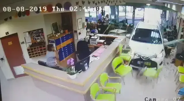 דיור לא מוגן: רכב התנגש במרכז לקשיש ברעננה, שתי נשים נפצעו קל