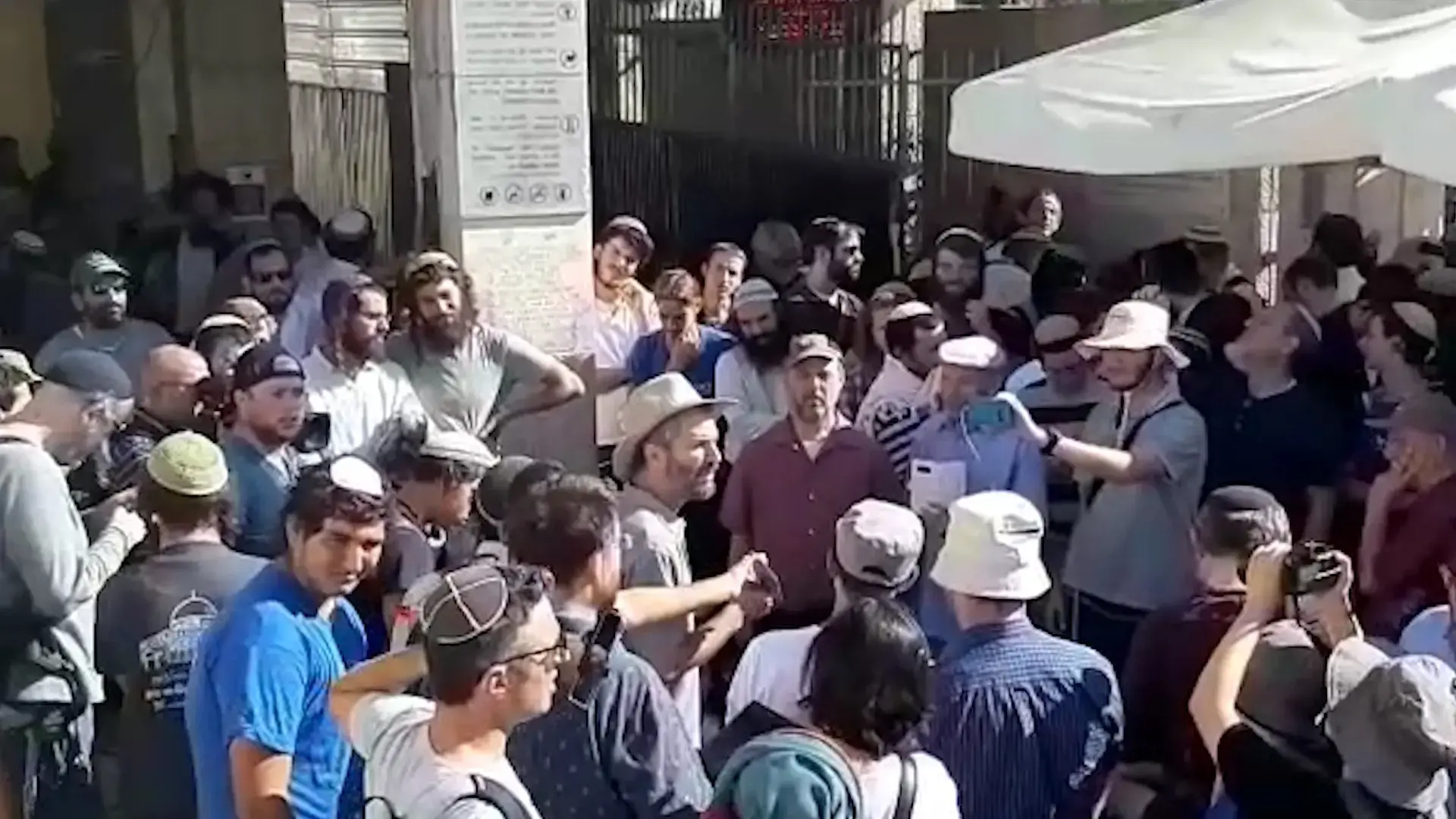 מהומות בהר הבית: שוטרים ומתפללים מוסלמים נפצעו; המתחם נפתח ליהודים