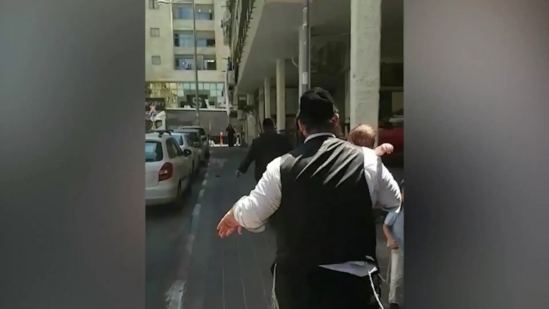 תיעוד: תינוקת חולצה ממכונית נעולה בבני ברק, מצבה קל
