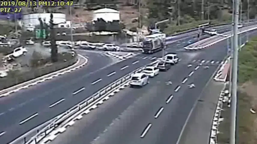 הרכב מזנק בין מכוניות ומתהפך: שתי נשים נפצעו קשה בתאונה בצפון
