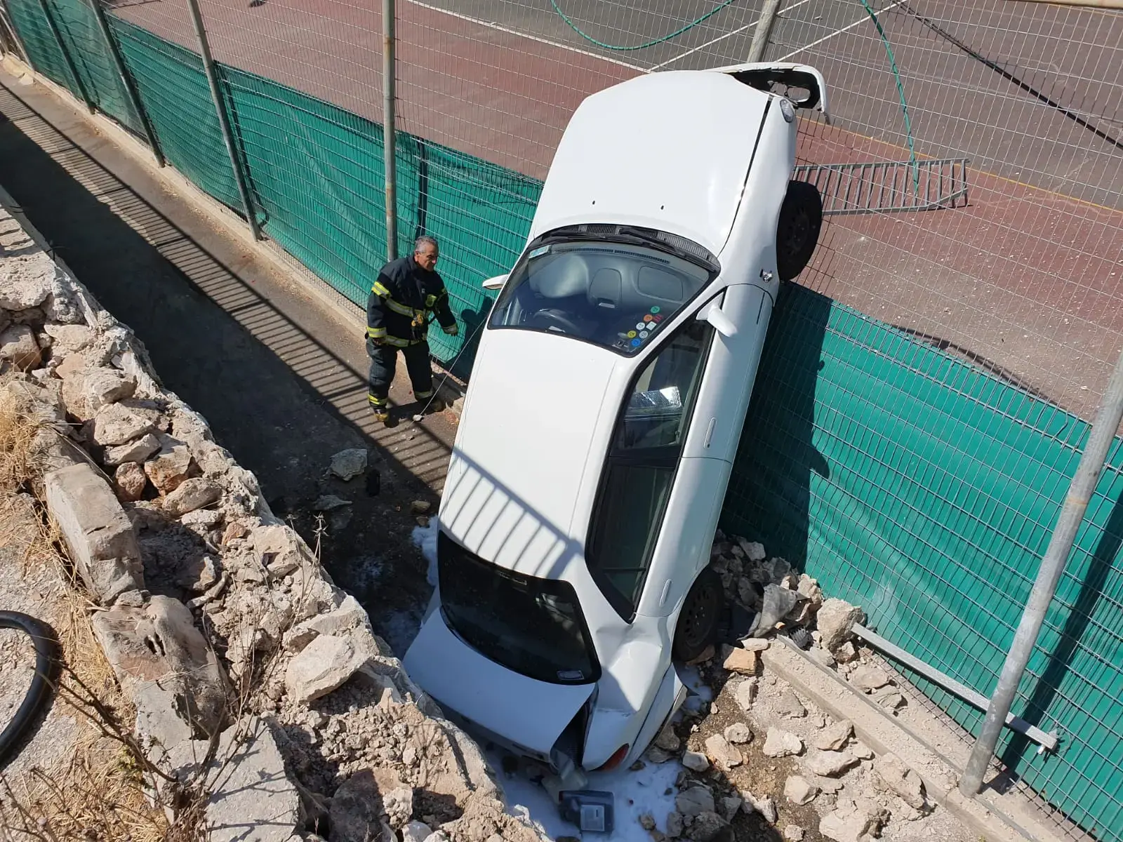 בת 80 הידרדרה עם רכבה מצוק בגובה ארבעה מטרים בחיפה; מצבה קל