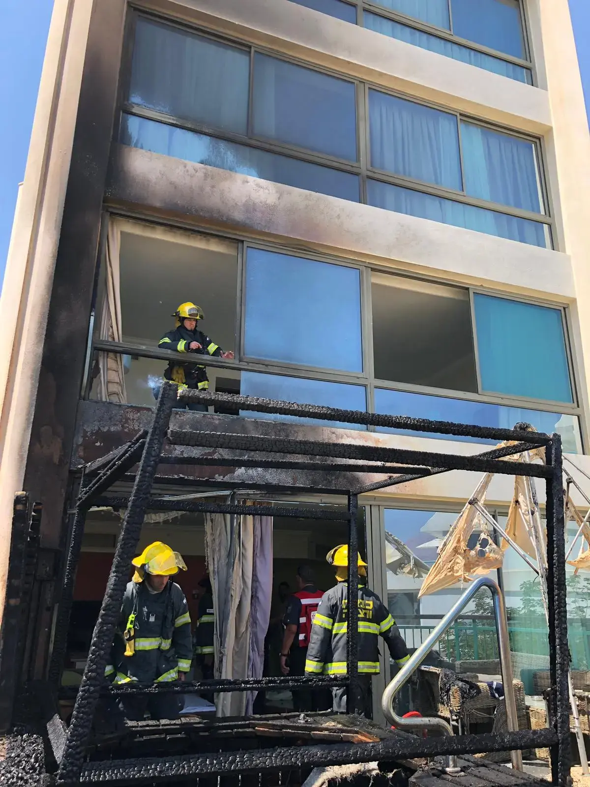 שריפה פרצה במלון באילת; שלושה עובדים נפגעו משאיפת עשן