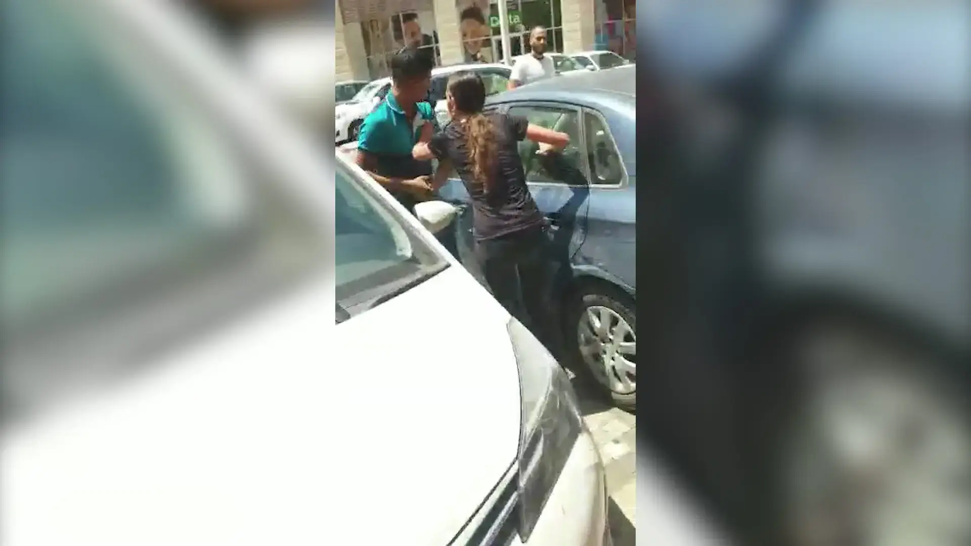 שובר את החלון עם מוט: תיעוד חילוץ תינוקת שננעלה ברכב בבאר שבע