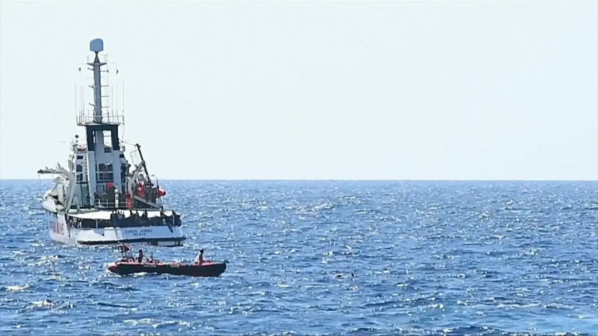 19 ימים בלב ים: איטליה וספרד בקרב על ספינת מהגרים