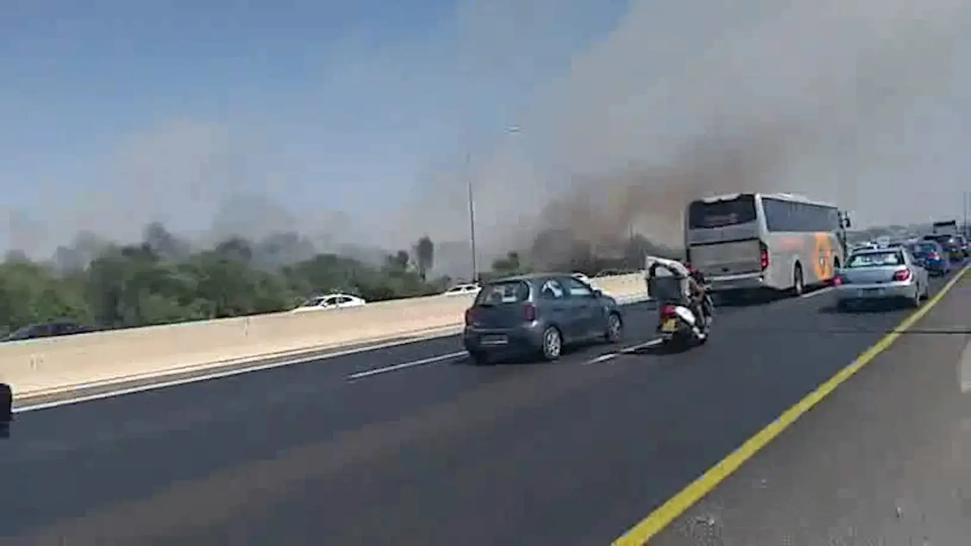 בגלל שריפה שפרצה סמוך לנתב"ג: הופסקה זמנית תנועת הרכבות
