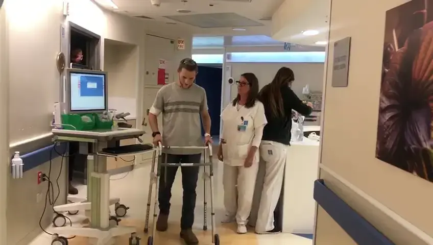 "שמח שאני יוצא מפה": דביר שנפצע בפיגוע בדולב השתחרר מבית החולים