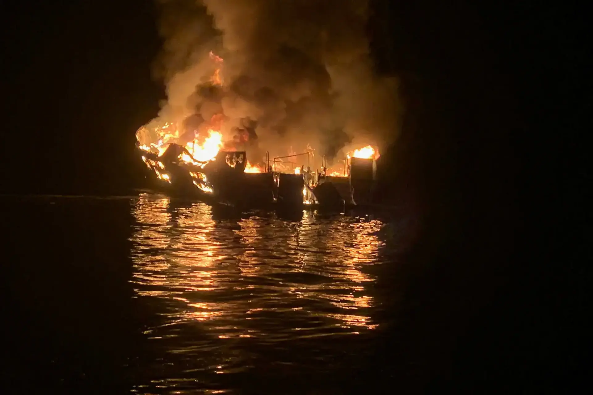 ארה"ב: לפחות 34 איש נספו בשריפה על סירה מול חופי קליפורניה