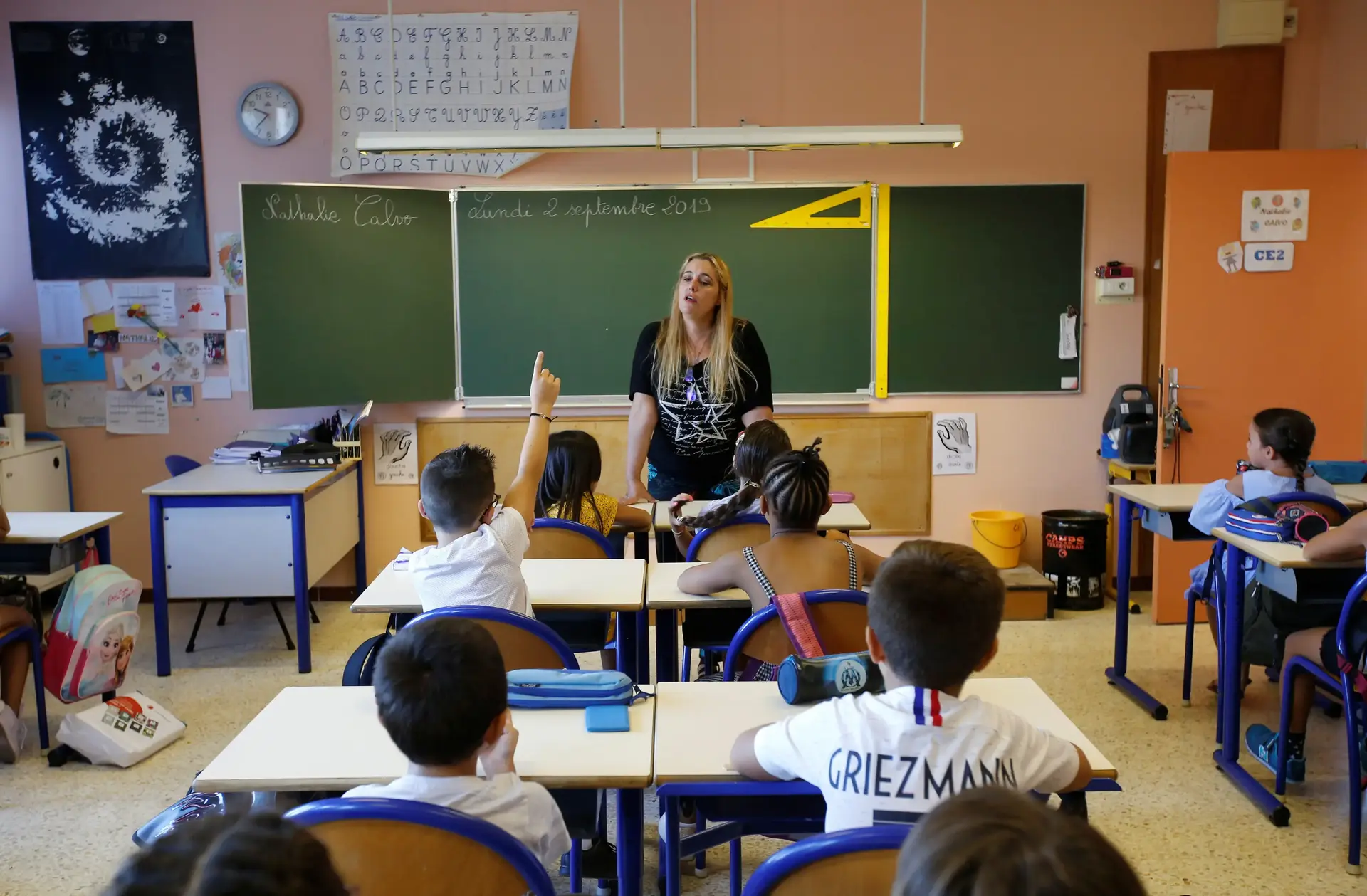 "הדבר הטבעי ביותר": בתי ספר בצרפת יחויבו להציב את הדגל בכיתות