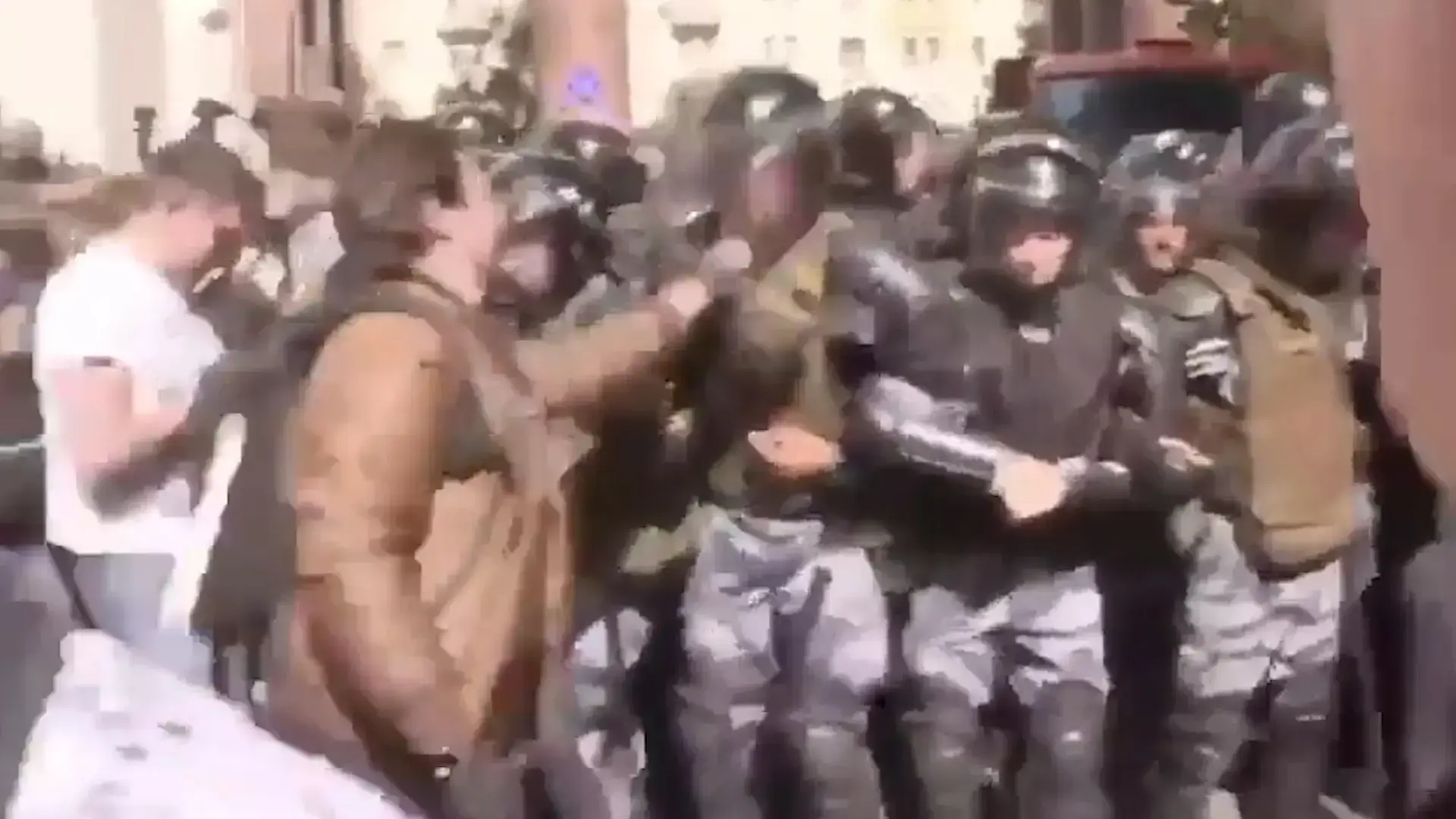 על ציוץ, משיכה ונגיעה בקסדה: מפגינים ברוסיה נשלחו לכלא