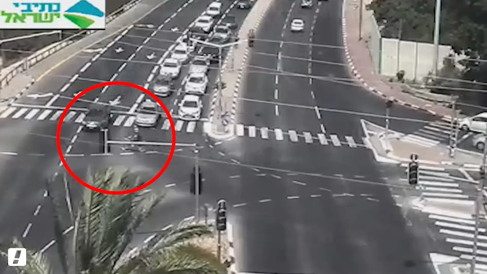 רוכב האופנוע חצה באור אדום - ופגע ברכב ובו שני פעוטות | תיעוד