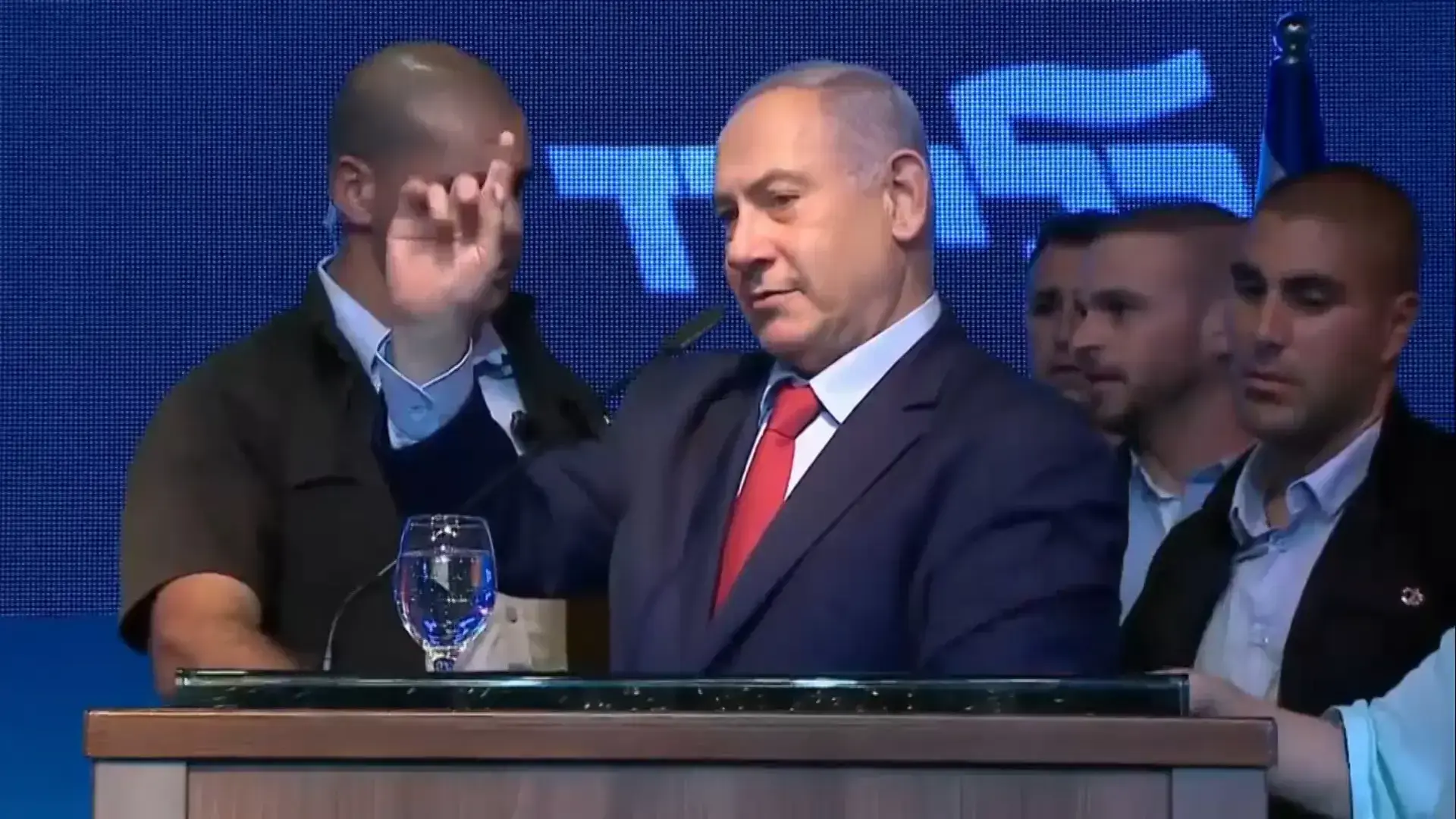 התמונה הזו תרדוף את נתניהו יותר משאדווה דדון רודפת אחרי נוכלים