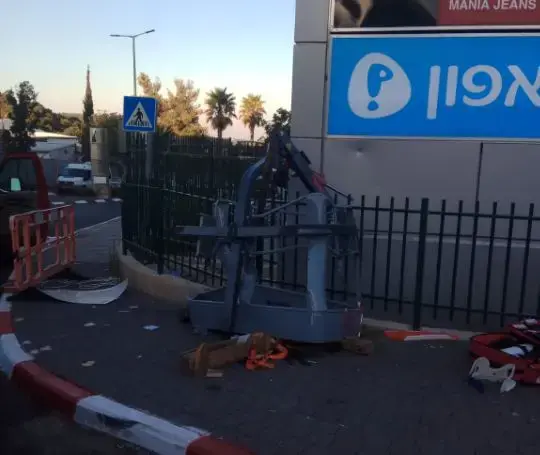 מנוף קרס במעלות, שני פועלים נפצעו באורח קשה
