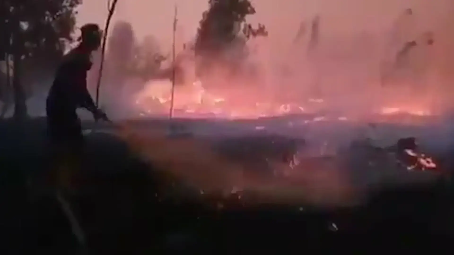 "זה לא מאדים": השמיים באינדונזיה נצבעו אדום בשל שריפות הענק