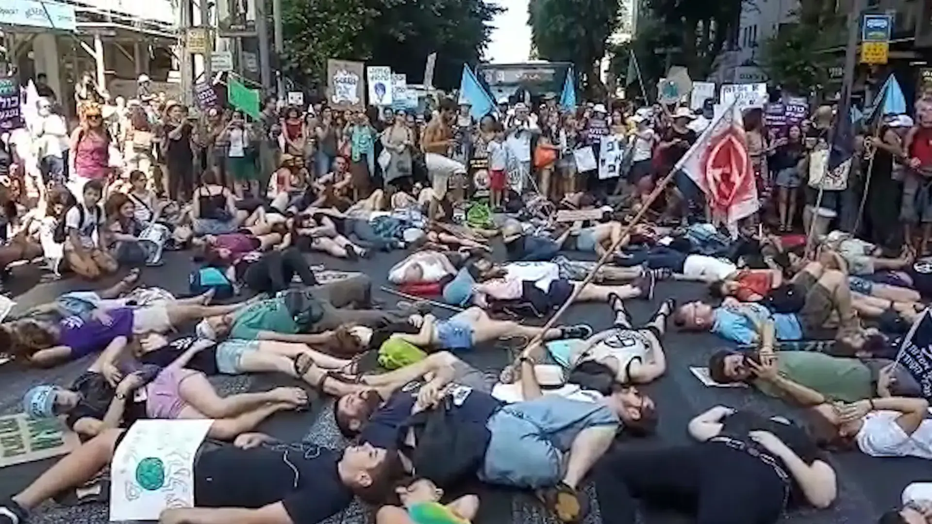 "דורשים אוויר נקי": אלפים הפגינו בתל אביב במחאה על משבר האקלים