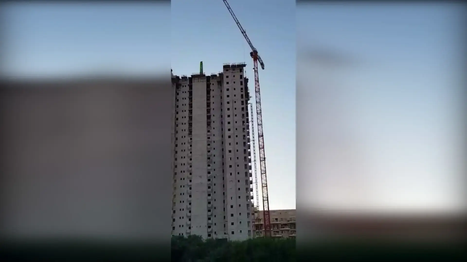 ללא קסדה וללא אמצעי בטיחות: פועל תלוי על פיגום באמצעות עגורן | תיעוד