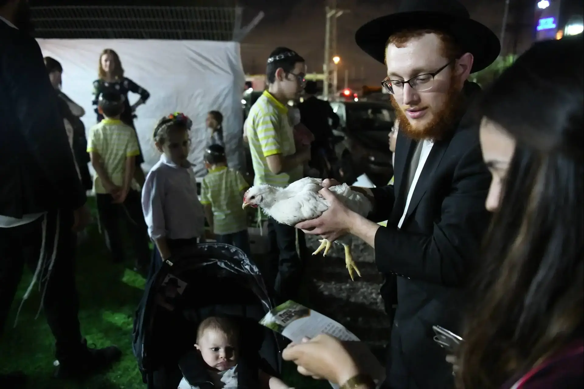 "זה חליפתי, זה תמורתי, זה כפרתי": מנהג פדיון הכפרות בערב יום כיפור
