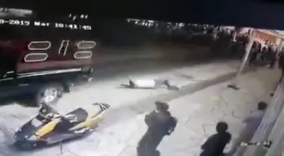 ראש העיר לא תיקן את הכביש. אז התושבים חטפו וגררו אותו ברחוב