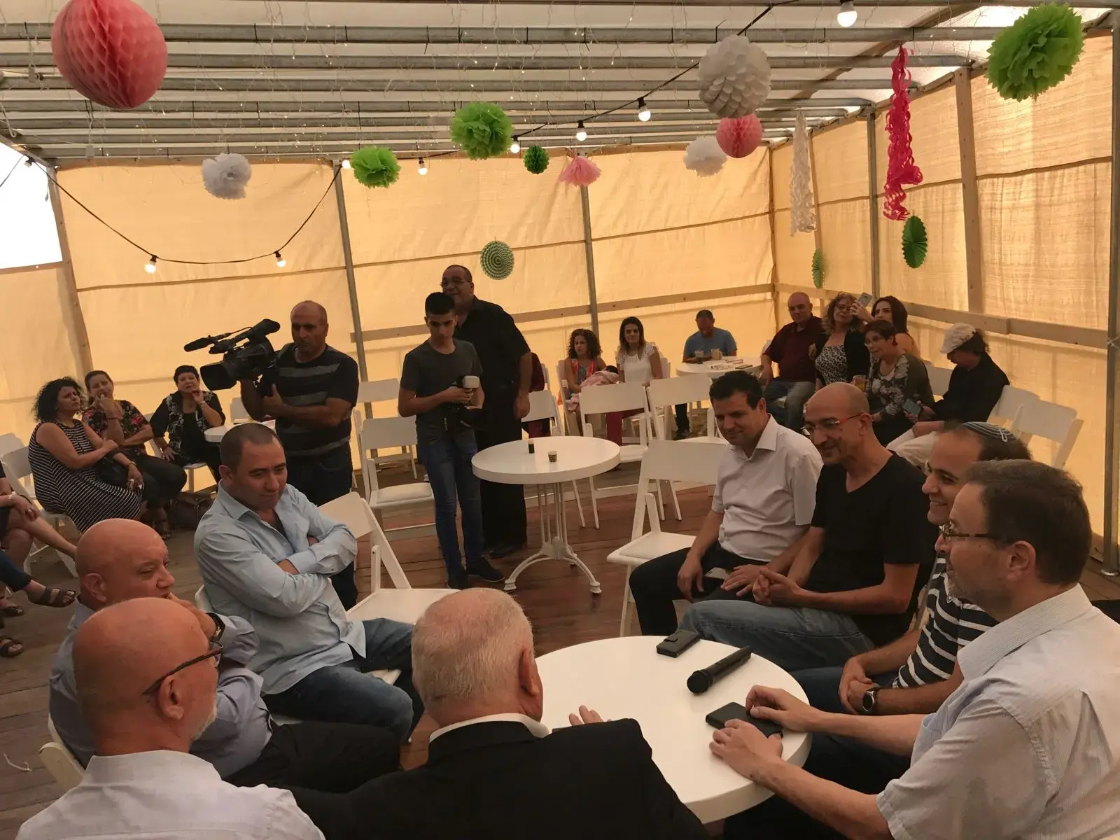 "אחווה, תקווה ושכנות": זוג רופאים ערבים הקימו סוכה בחצר ביתם