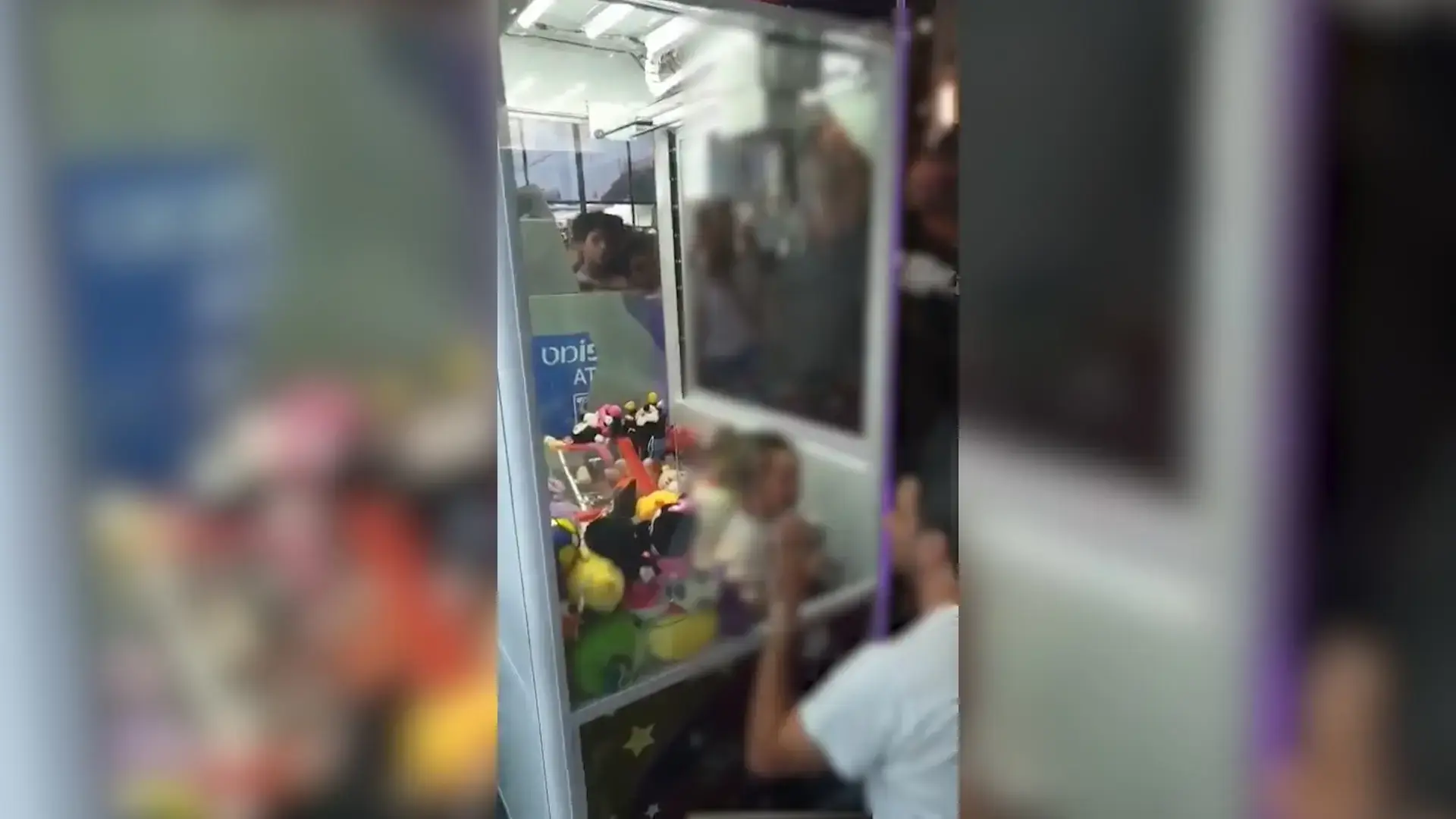 זחל פנימה וחולץ: פעוט נתקע במכונת בובות בחולון | צפו