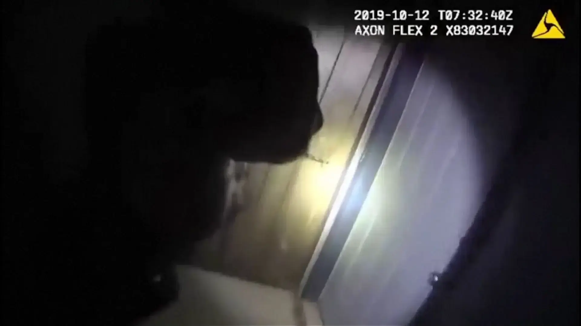 בזמן ששיחקה עם אחיינה: אישה שחורה נורתה מחלון ביתה בידי שוטר לבן