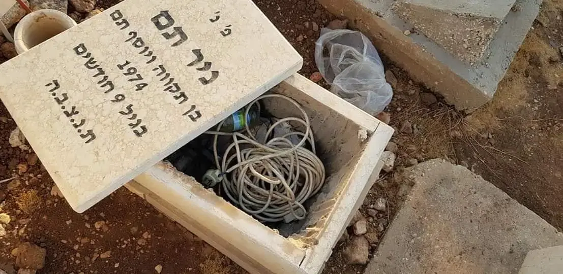 "ביזוי המת": הגיעו לאזכרה - וגילו שקבר אחיהם התינוק הפך למחסן