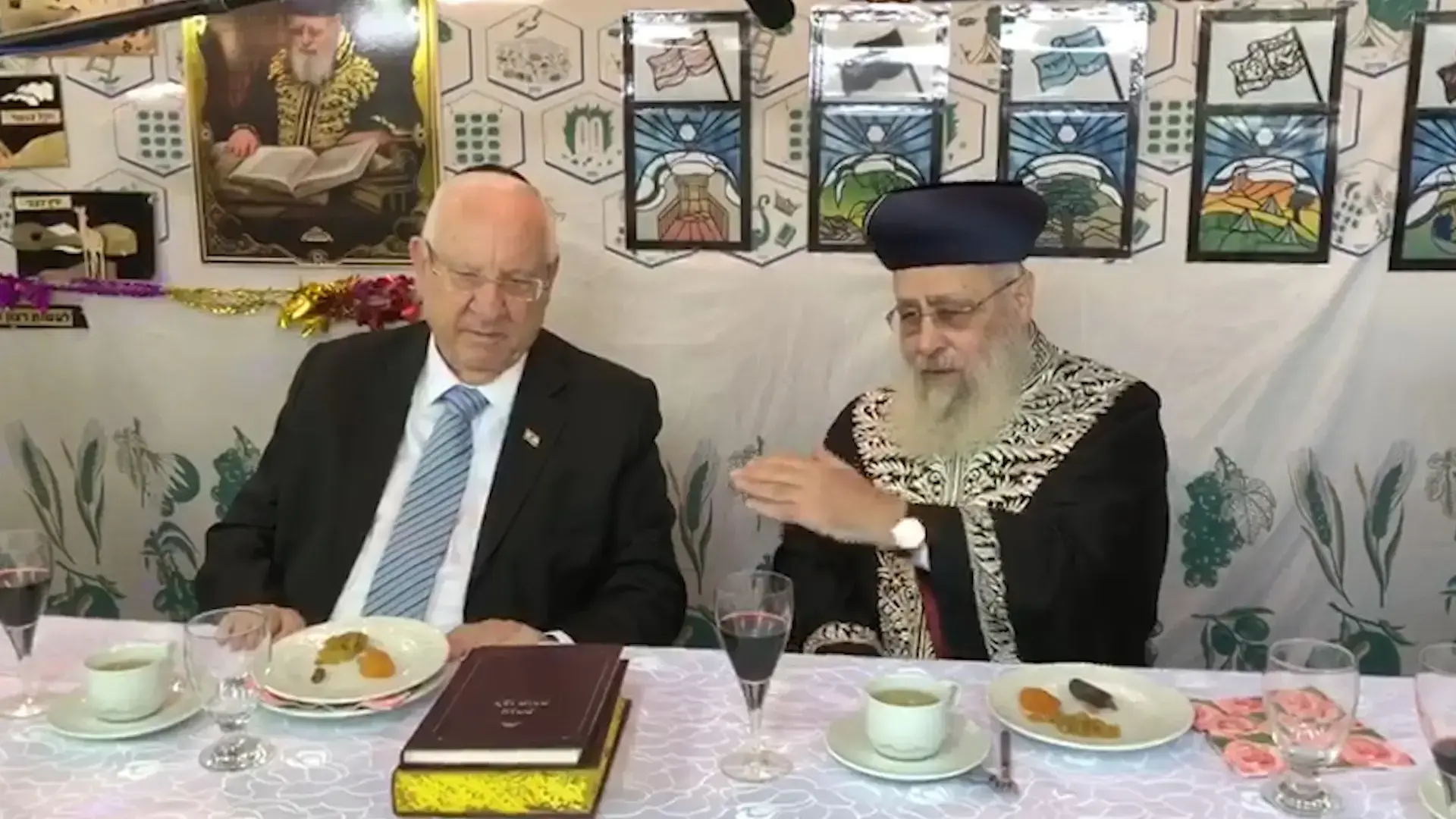 קריאה לאחדות וסיוע לעם הכורדי: ריבלין נפגש בסוכה עם הרבנים הראשיים