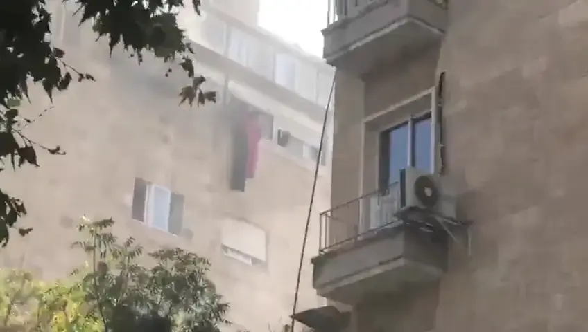 השריפה בבניין במדרחוב בירושלים: שני חשודים עוכבו לחקירה