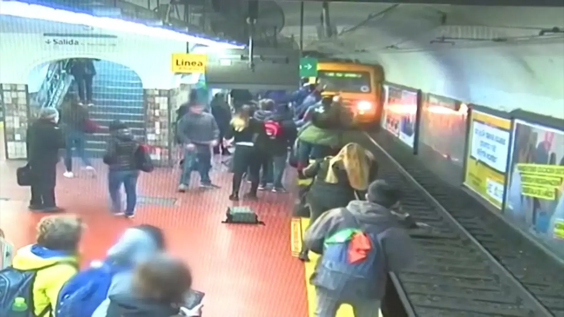 תיעוד: אישה נפלה לפסי הרכבת בבואנוס איירס - וחולצה ברגע האחרון