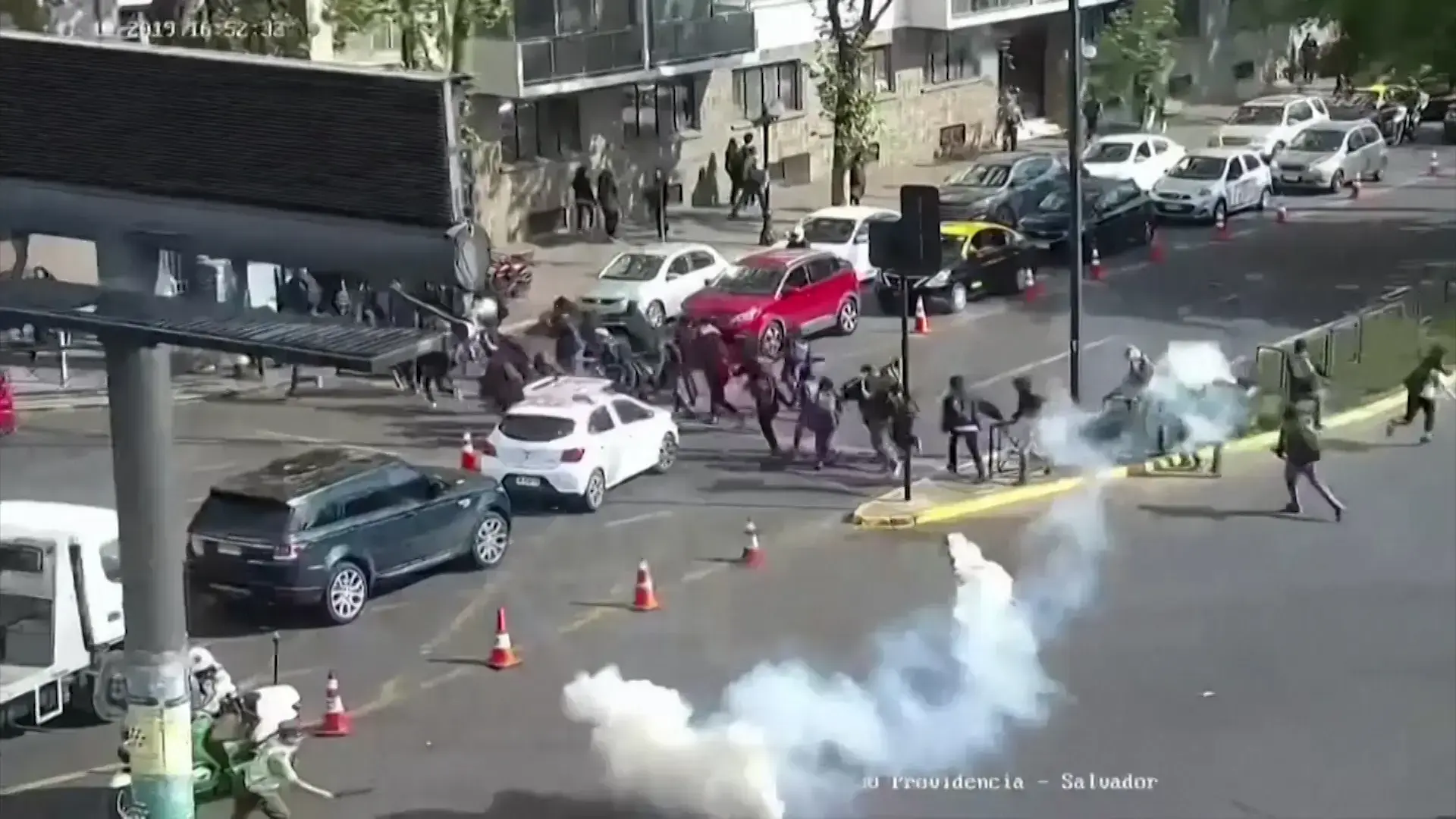 במהלך עוצר בסנטיאגו: 5 נהרגו במפעל שהוצת על ידי פורעים בבירת צ'ילה