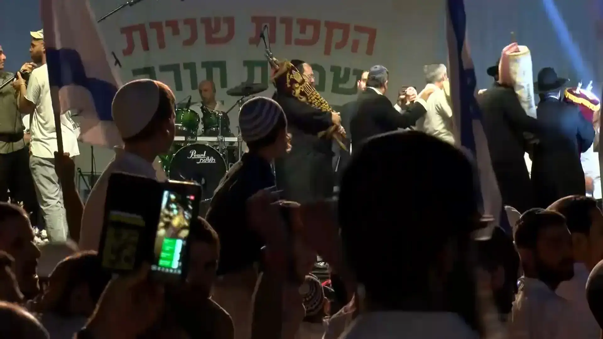 הקפות לצלילי תזמורות: אלפים חוגגים באירועי שמחת תורה ברחבי הארץ