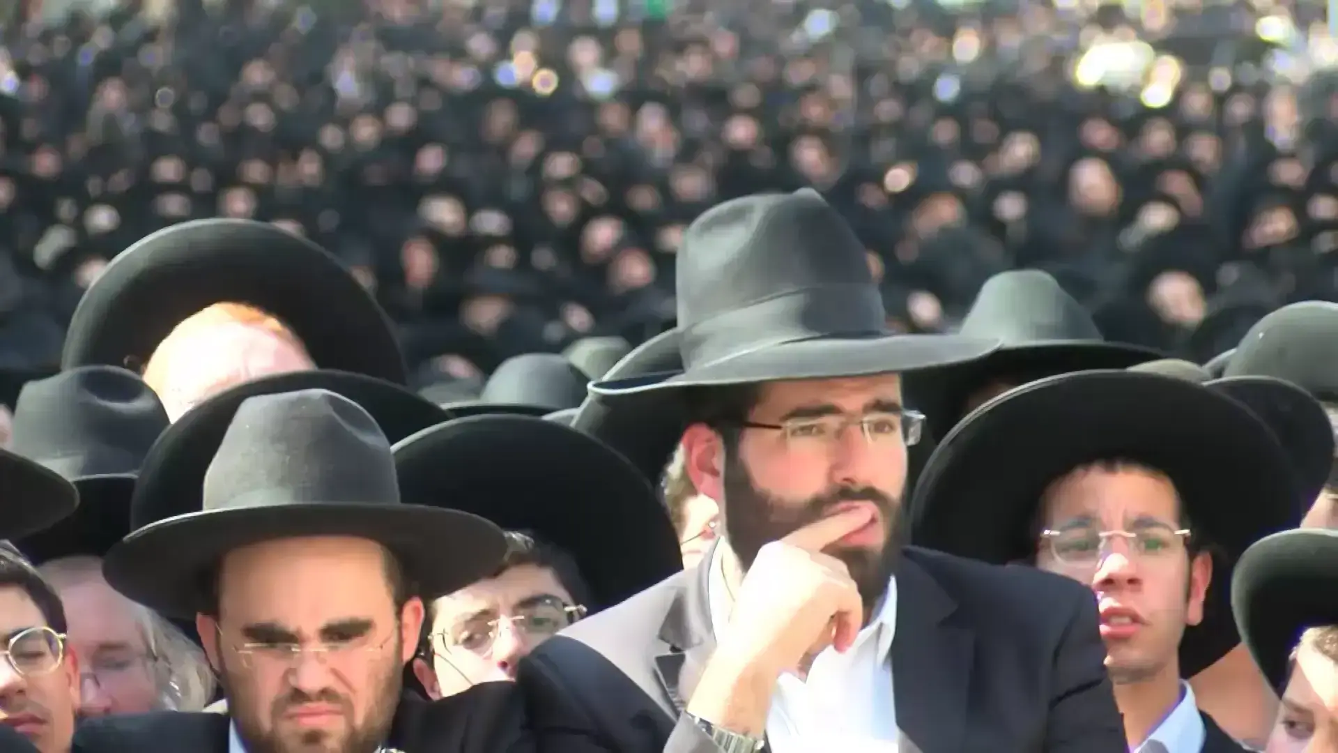 עשרות אלפים ליוו את הרב קרליץ בדרכו האחרונה