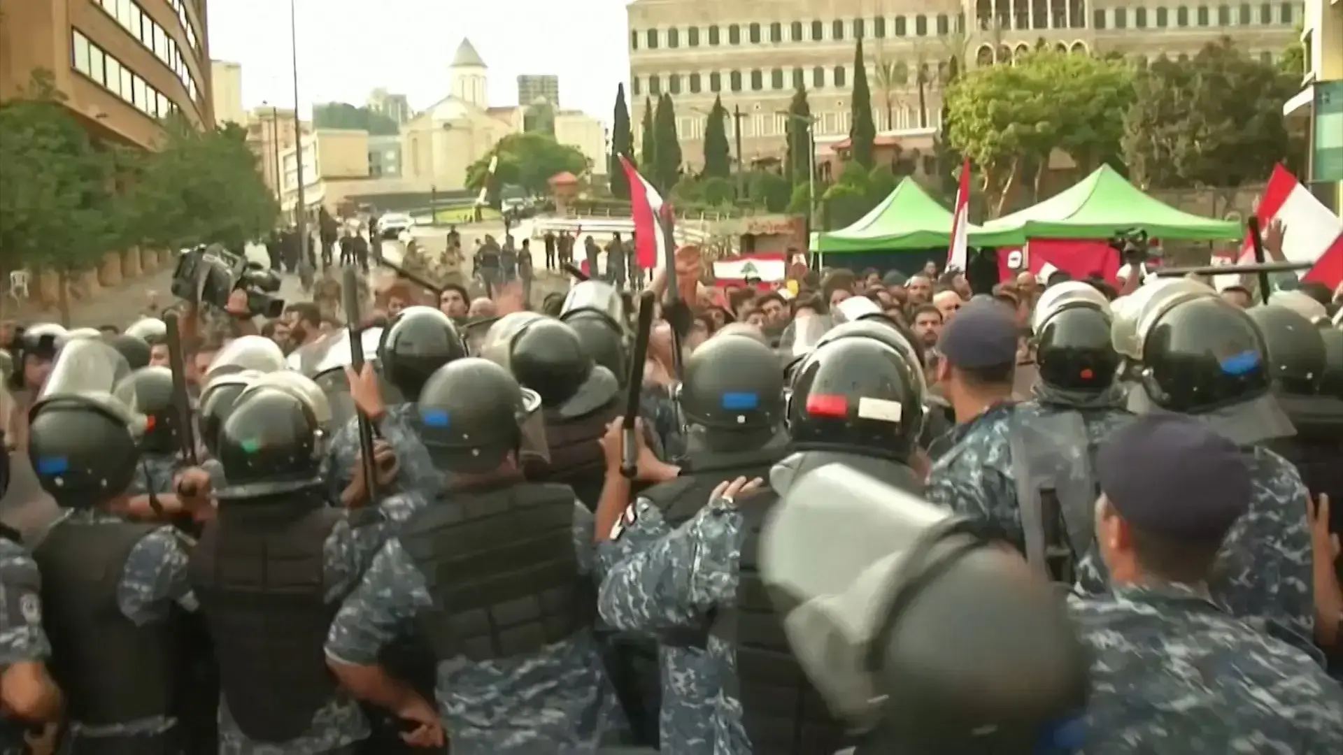 נסראללה מזהיר מכאוס; עימותים בין מפגינים לתומכי חיזבאללה