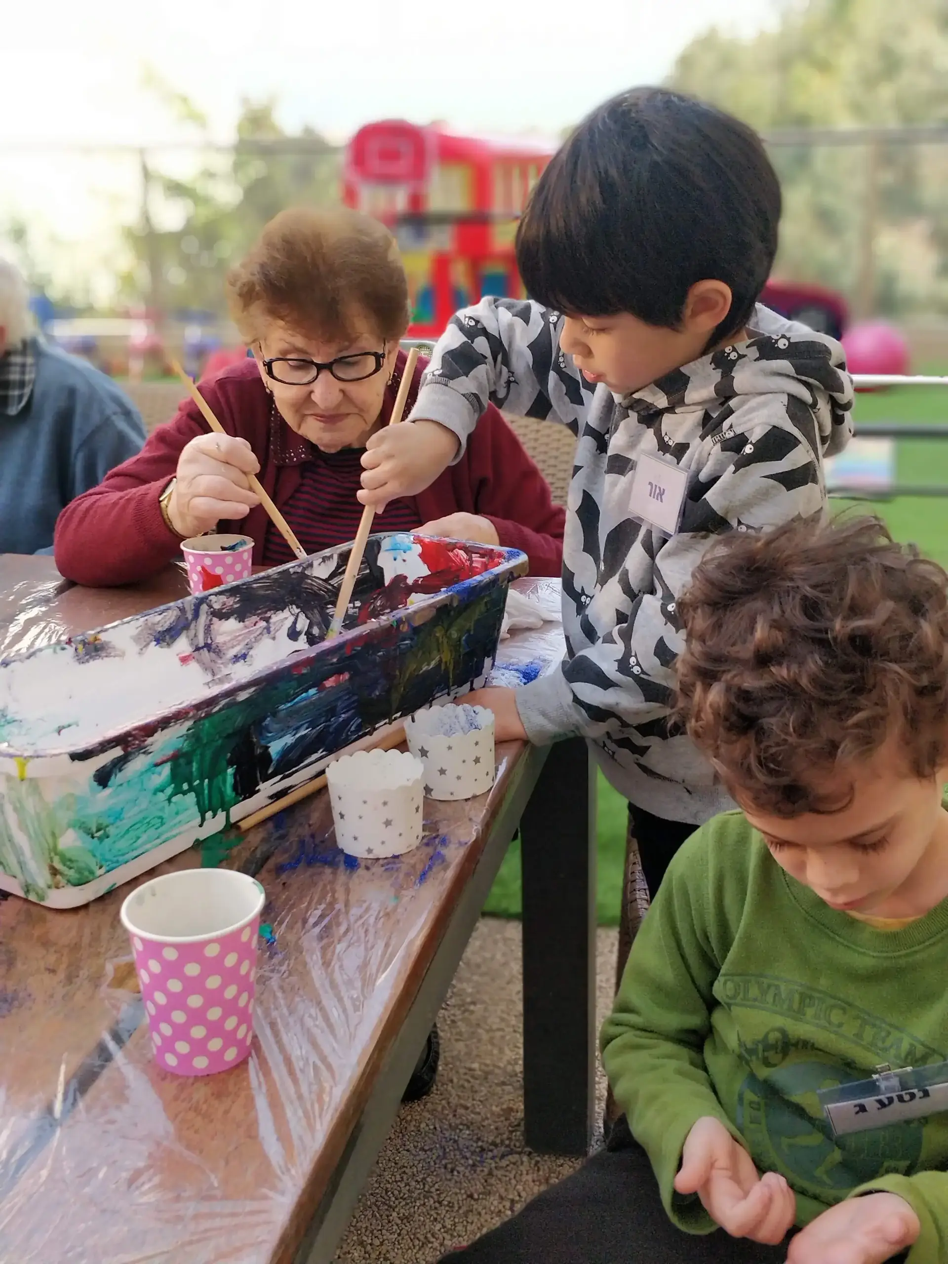 בניכוי הקריינות בסגנון "האח הגדול", "80 וארבע" היא תכנית מקסימה ומרגשת