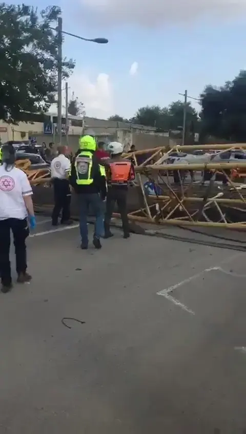 תיעוד: מנוף קרס בדרך יגאל אלון בתל אביב; אין נפגעים