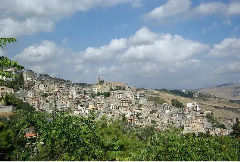 בעיירה האיטלקית הזו לא נותרו תושבים. אז היא מחלקת בתים בחינם