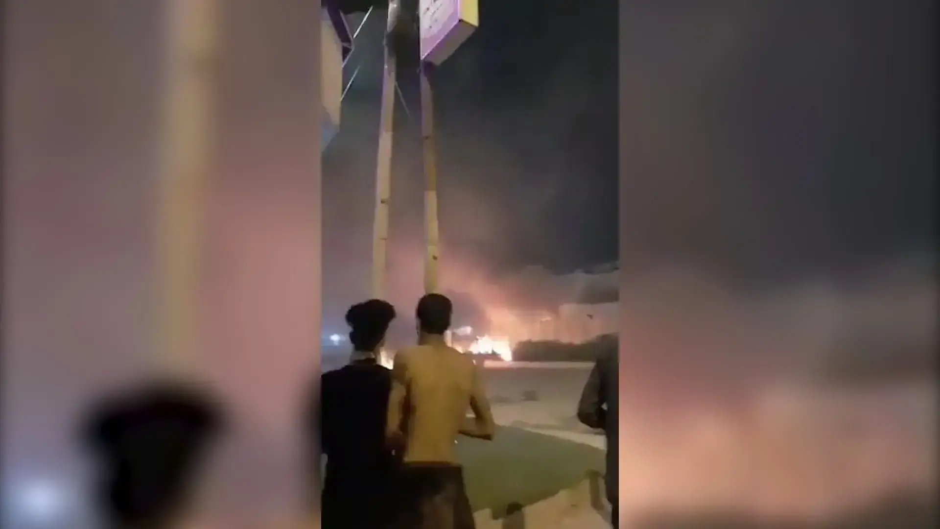 הניפו את דגל עיראק: מפגינים הסתערו על קונסוליה איראנית בעיר כרבלא