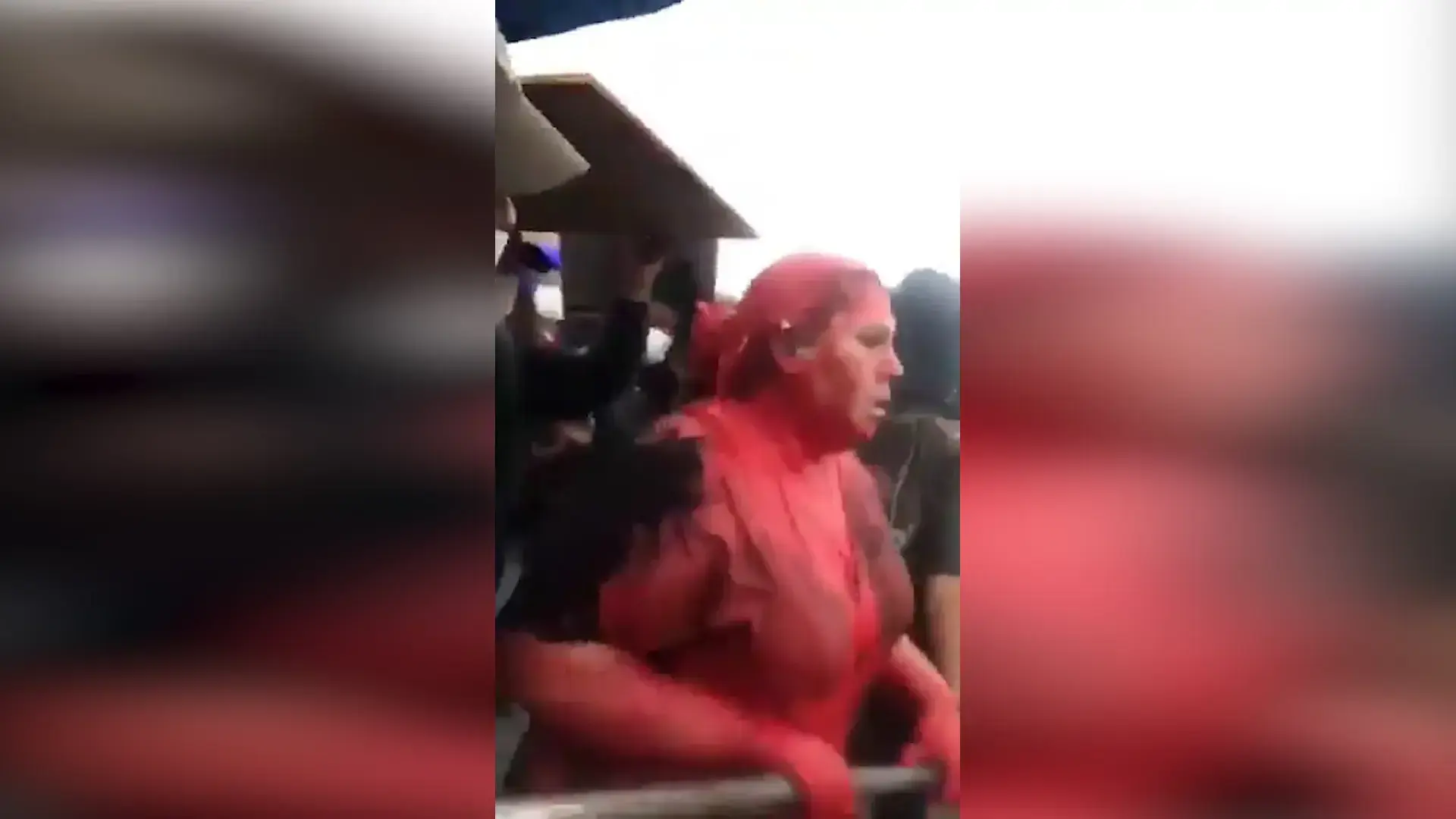 שפכו צבע וגזרו את שיערה: מפגינים תקפו ראשת עיר בבוליביה