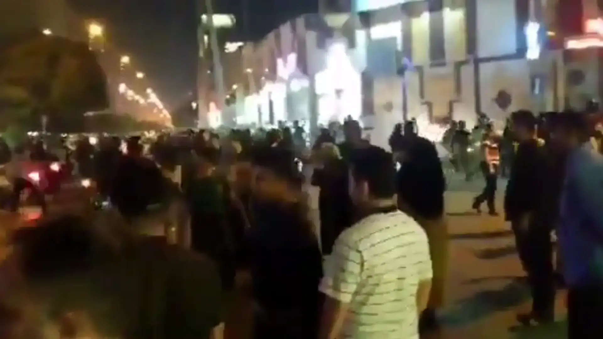 "רוחאני תתבייש": הרוג בהפגנות באיראן בעקבות עליית מחירי הדלק