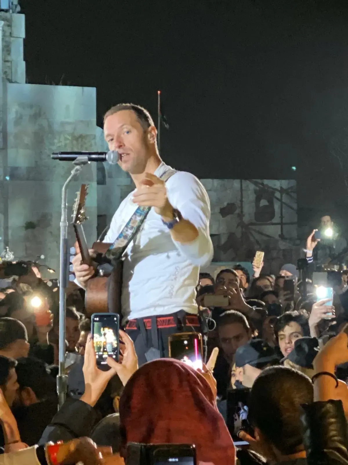 קולדפליי בורחת סופסוף מהמיינסטרים, אבל מפחדת ללכת עד הסוף